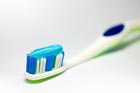 Wasserstoffperoxid ist in manchen Zahnpasten, Mundspülungen und
								Zahnbleichmitteln enthalten